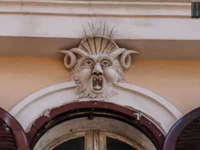 A rendere la struttura ancora pi� particolare sono il mascherone apotropaico raffigurante un demone cornuto che sormonta il balcone centrale del secondo piano...